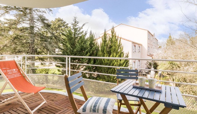 Renovated, bright apartment near beach with parking