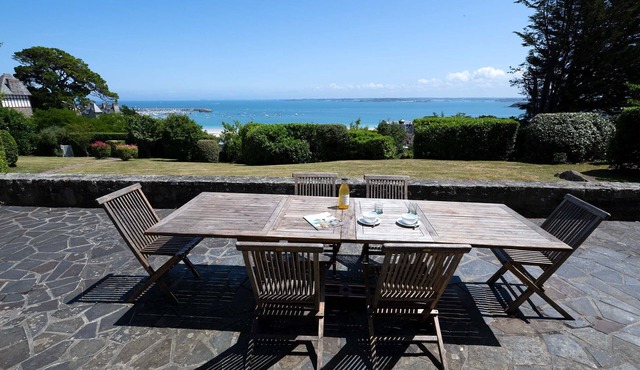 Renovated villa in park, very large sea view, 5 minutes walk from the beach