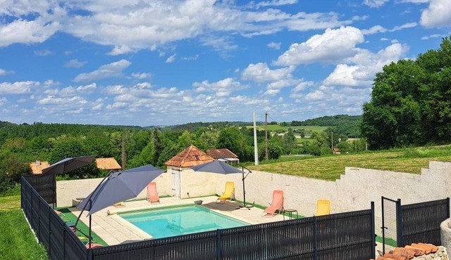 Renovated cottage with shared pool in Saint-Méard-de-Drône