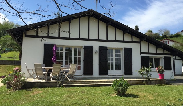RENOVATED BASQUE HOUSE 8 BEDROOMS CLIM WIFI NEAR LAKE, OCEAN GARDEN, PETS OK