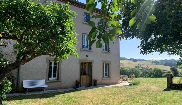 Renovated country chic cottage, 6 bedrooms for 13, garden, terrace, Haute-Loire