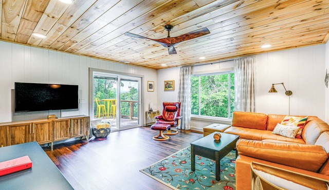 Renovated Franklin Home w/Mountain-View Deck!