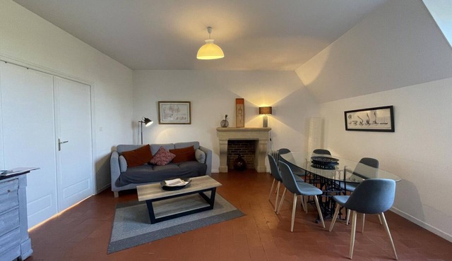 Renovated gîte at Château d'Avrilly, 3 bedrooms, pets allowed, wifi in Trévol