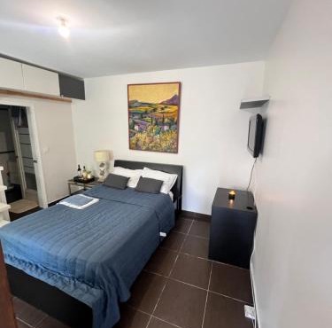 Renovated Gem 15 mins train to Paris