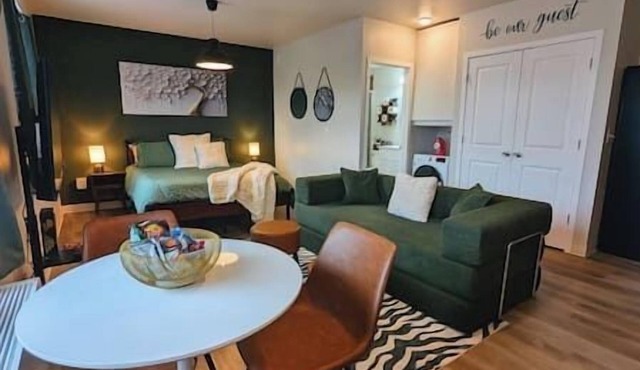 Renovated Gem: Park Free, Fast WiFi, 10m to DT