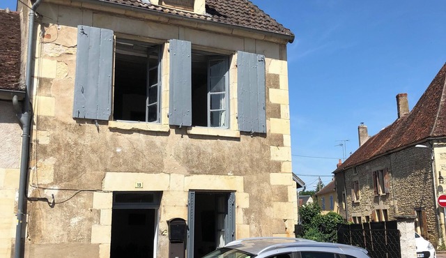 RENOVATED GITE 180 KM - PARIS.Etape N. 7. 2 bedrooms, 2 bathrooms, garden, parking.