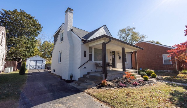 ⭐️Renovated⭐️ Great Location Fire Pit - Dog Friendly - Fully Fenced - Games