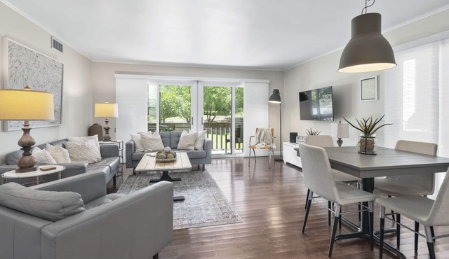 Renovated, Ground Level, 2 BR 2 BA, WiFi, Cable, Pool. 4 individuals max.