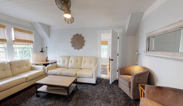 💲Renovated Guesthouse💲4 KING Bedrooms - Downtown 2 Block Stroll- Beach Only 3 Miles