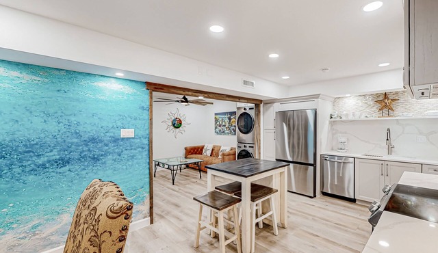Renovated Gulf-front apartment with amazing view & washer/dryer