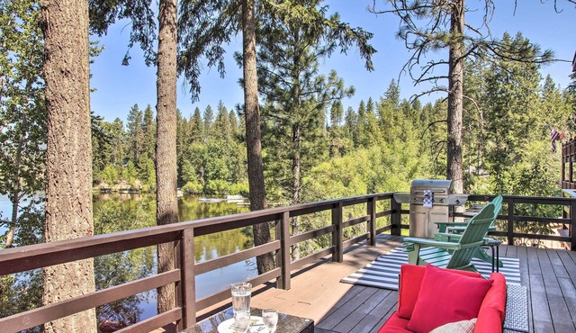 Renovated Hauser Lake Retreat: Walk to Beach!