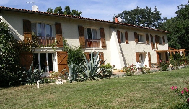 Renovated hilltop farmhouse property 17 hectares, gorgeous views close to Bonnac