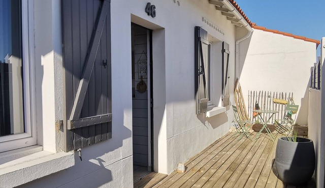 Renovated house near beach and center, pets allowed
