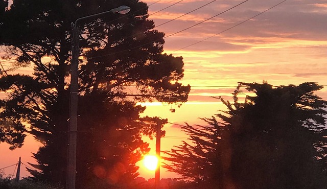 Renovated house, small sea view, 5 minutes from beaches and GR34. Pets allowed