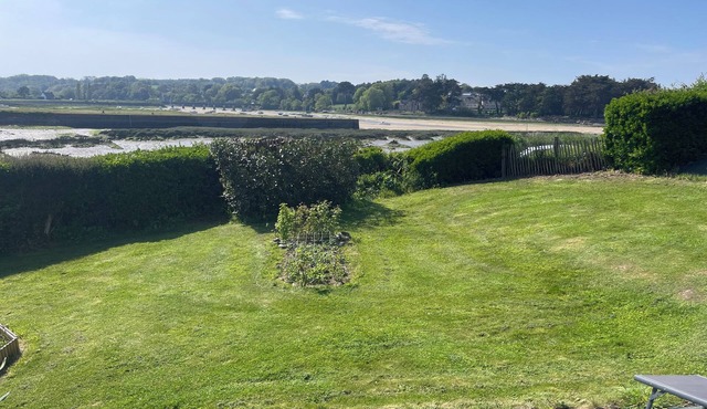 Renovated house, sea view, seafront. 5-minute walk to the beach. Garden. Sleeps 8