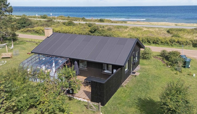 Renovated holiday home sea view 50m to beach
