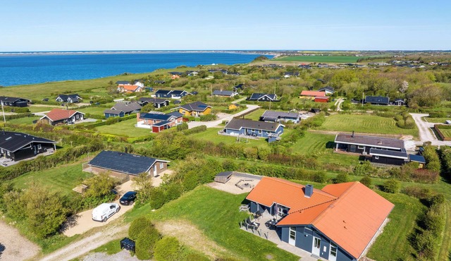 Renovated holiday home with hot tub, sauna and shelter