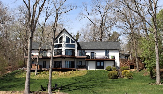 Renovated home+cottage on KY Lake retreat~kayaks, fire pit, dock, hot tub