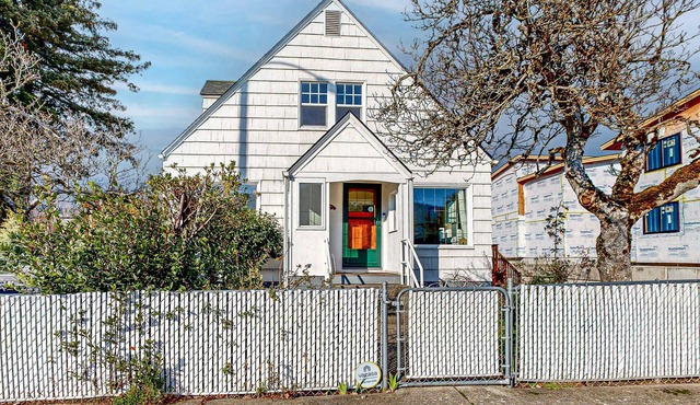 Renovated home in central location with hot tub, theater, fast wifi & work desks