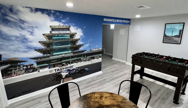 Renovated home in Speedway minutes from Indy 500 and close to Downtown