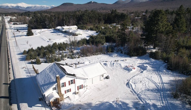 Renovated home on snowmobile trail, firepit, hot tub, views,10 min from skiing, dogs welcome!