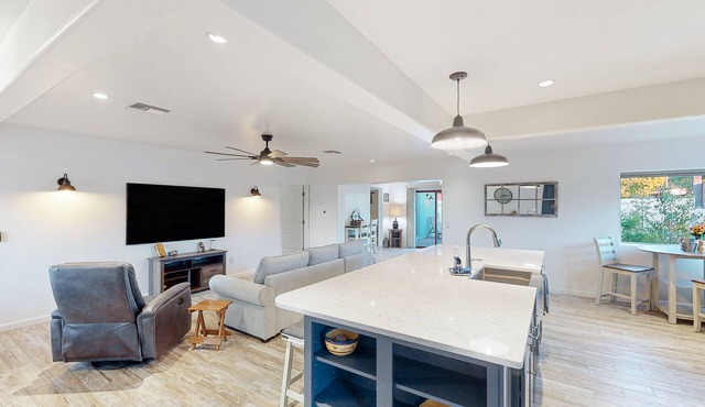 Renovated home, private outdoor living, indoor bar, W/D & AC - 2 mi to downtown