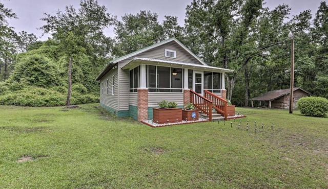 Renovated Home w/Screened-In Patio on Hwy 90!
