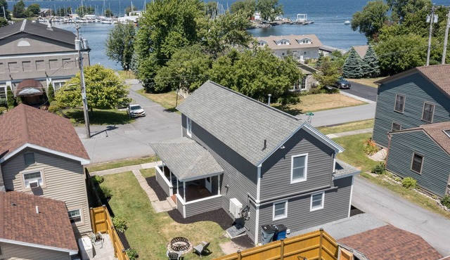 Renovated home with lake views in ❤️ of Sackets!