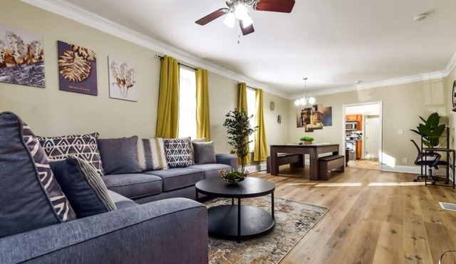 Renovated Home with Front Porch, Back Deck, Pool Table, Desk, PetFriendly