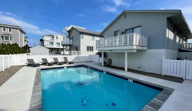 Renovated Home with Heated Pool 3 Bed/2 Bath - Sleeps 6