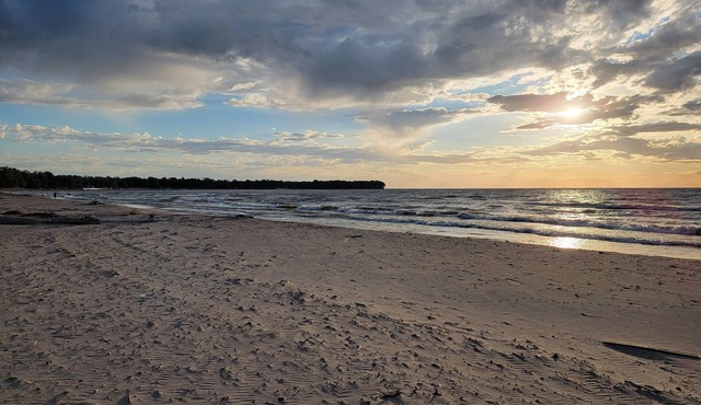 RENOVATED House 2 Minute walk to a Private Beach Access, Food/Bars/Parks, WiFi !