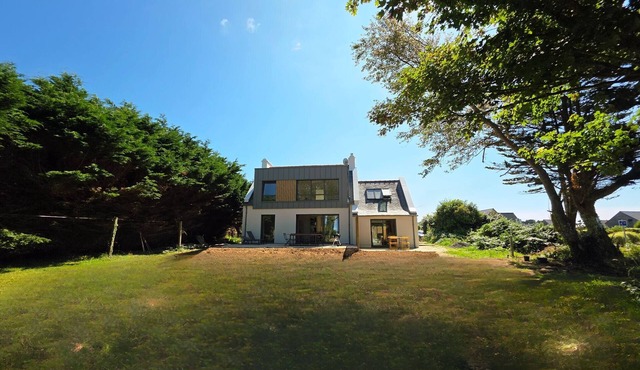 Renovated house 300 m from the beach and the GR34