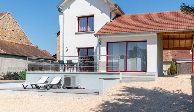 Renovated house by the Saône with garden and parking in Rigny