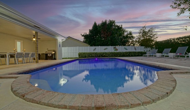 Renovated House Heated Pool Gourmet Kitchen Pet Friendly Walking to the Downtown