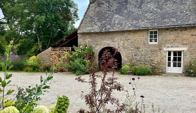 RENOVATED HOUSE IN A TYPICAL HAMLET NEAR THE SEA
