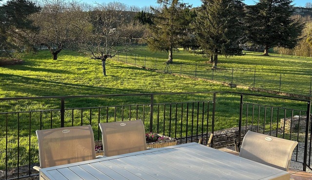 Renovated house in H. Côtes de Beaune, peaceful setting between vineyards and countryside.