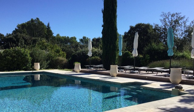 Renovated house in the middle of the Luberon hill with private pool