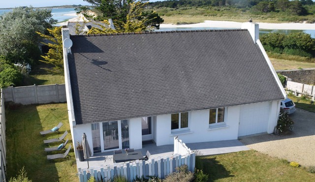 Renovated house, quiet location, beach 100 m away, sleeps 4/5, enclosed garden.