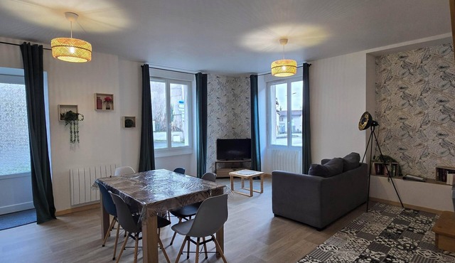 RENOVATED HOUSE SLEEPS 6 - SPACIOUS LIVING ROOM - WI-FI - FREE PARKING