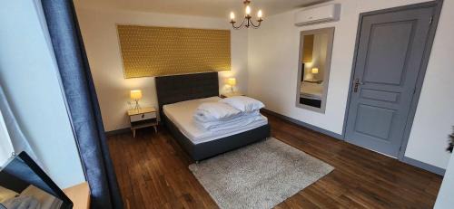 Renovated House with 4 Private Suites