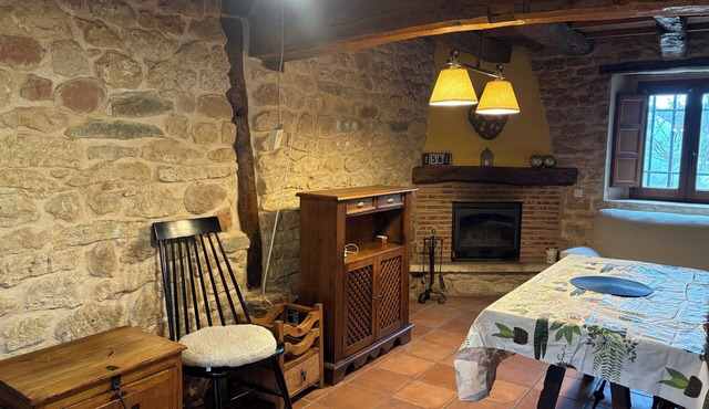 Renovated house with 2 bedrooms, 1 bathroom and living-dining room in stone and wood is very cozy.