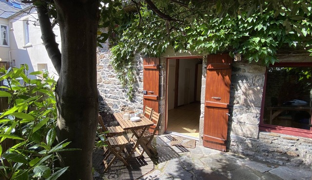 Renovated house with outside courtyard 10 min walk from the sea - free parking