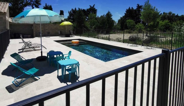 Renovated independent studio, swimming pool, 10min Avignon