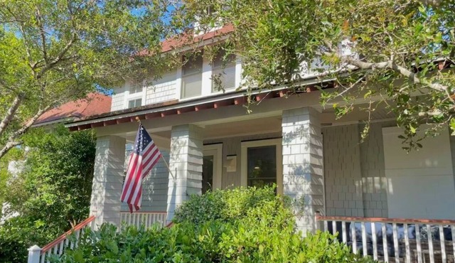 Renovated Keeper's Landing Cottage with 2 carts, bikes and beach gear awaits.