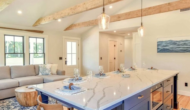 Renovated kitchen less than 2 miles to beach, walk to restaurants & bike trail