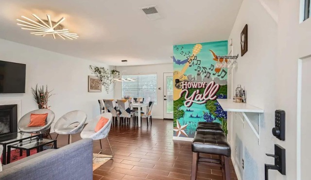 Renovated LaCasa deArte- Minutes From Downtown and Austin Hotspots!