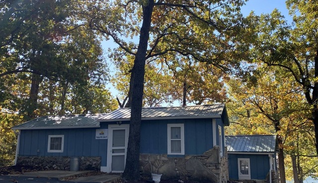 Renovated lake cabin with swimming pool + resort amenities!