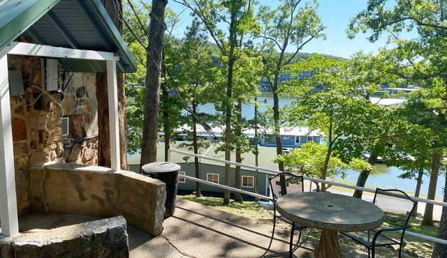 Renovated lake cabin with swimming pool + resort amenities!