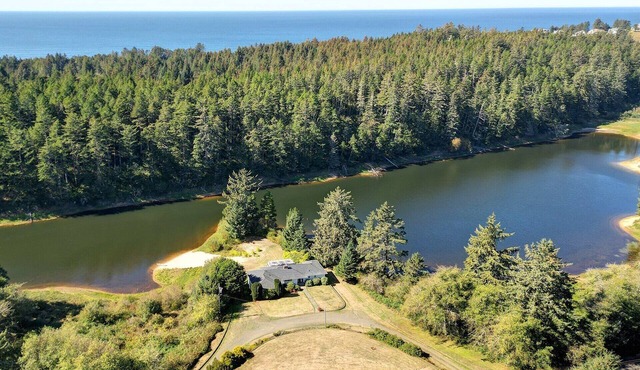 Renovated Lake House and Additioal Guest House, Private Sandy Beach, Hot Tub, Pool Table, Fire-Pit, Fishing, One Mile to Ocean