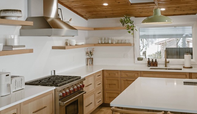 Renovated Lakefront - Hot Tub - Beach - Deck